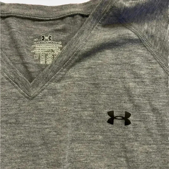 Set Of 2 Women’s Under Armour V Neck T Shirts Size Large - Picture 3 of 8